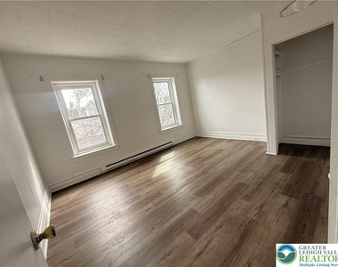 425 W Liberty Street - Photo Thumbnail 1
