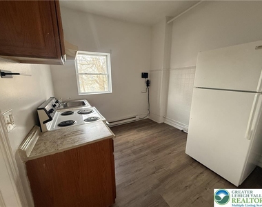 425 W Liberty Street - Photo Thumbnail 3
