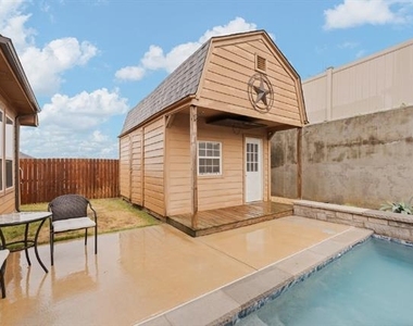 400 Hidden Lake Court - Photo Thumbnail 6