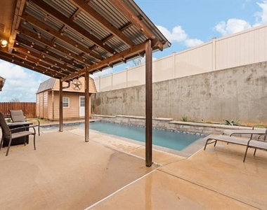 400 Hidden Lake Court - Photo Thumbnail 4