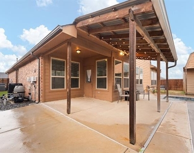 400 Hidden Lake Court - Photo Thumbnail 5