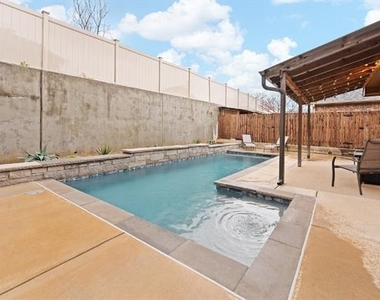 400 Hidden Lake Court - Photo Thumbnail 8