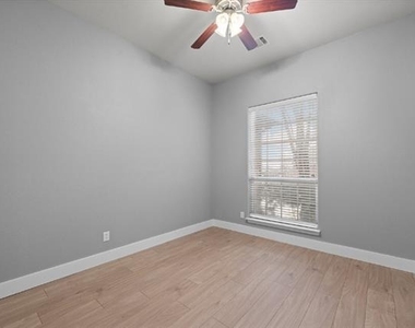 400 Hidden Lake Court - Photo Thumbnail 13