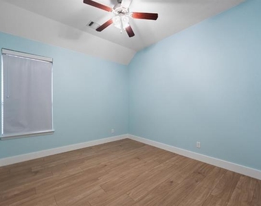 400 Hidden Lake Court - Photo Thumbnail 15