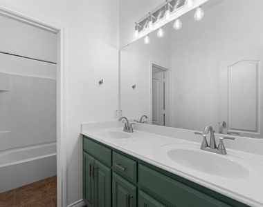 400 Hidden Lake Court - Photo Thumbnail 16