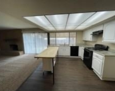 821 Stone Trail Drive - Photo Thumbnail 5