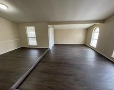 821 Stone Trail Drive - Photo Thumbnail 3