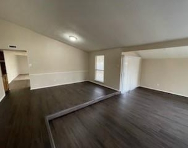 821 Stone Trail Drive - Photo Thumbnail 4