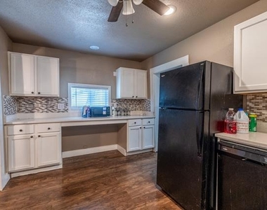 203 W Purdom Avenue - Photo Thumbnail 9