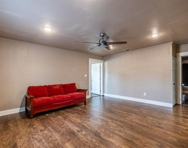 203 W Purdom Avenue - Photo Thumbnail 6