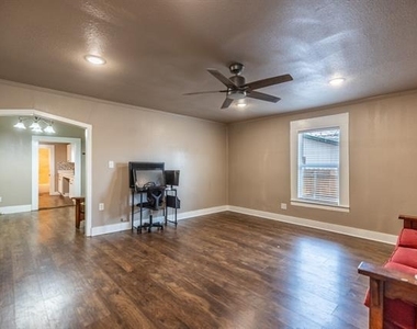 203 W Purdom Avenue - Photo Thumbnail 4