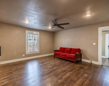 203 W Purdom Avenue - Photo Thumbnail 7