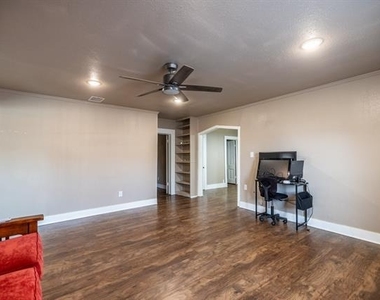 203 W Purdom Avenue - Photo Thumbnail 5