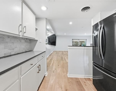 6009 E University Boulevard - Photo Thumbnail 6
