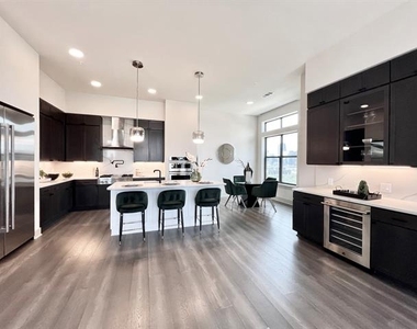 3330 Oak Grove Drive - Photo Thumbnail 4