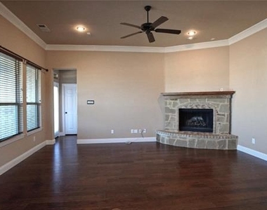 1122 Wedgewood Drive - Photo Thumbnail 2