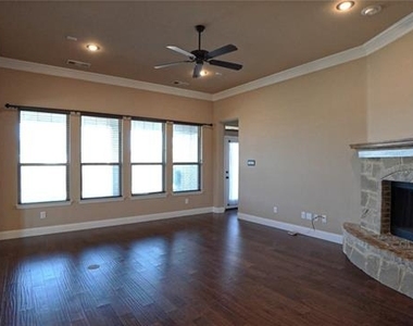 1122 Wedgewood Drive - Photo Thumbnail 3