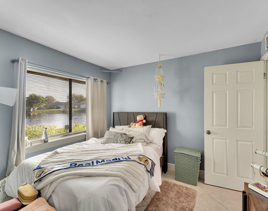 261 Wimbledon Lake Drive - Photo Thumbnail 9
