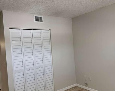 3610 N 56th Avenue - Photo Thumbnail 8