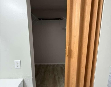 3610 N 56th Avenue - Photo Thumbnail 4