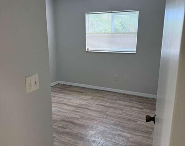 3610 N 56th Avenue - Photo Thumbnail 9