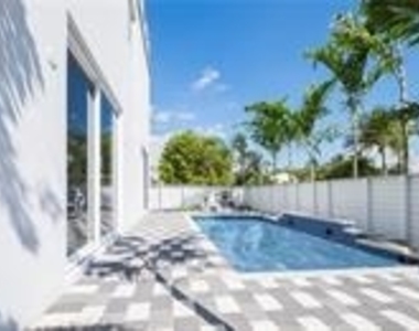 1617 Ne 8th Street - Photo Thumbnail 4