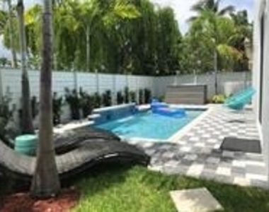 1617 Ne 8th Street - Photo Thumbnail 3