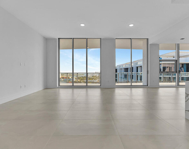 220 Lake Shore Drive - Photo Thumbnail 6