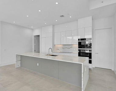 220 Lake Shore Drive - Photo Thumbnail 4