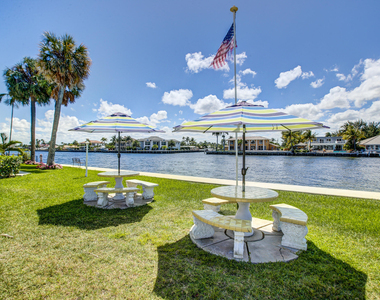 999 N Riverside Drive - Photo Thumbnail 13