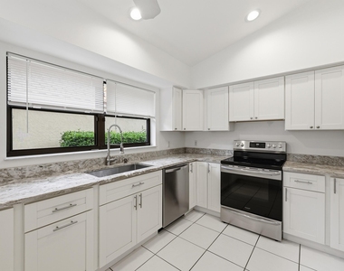 2735 Sw Mariposa Circle - Photo Thumbnail 6