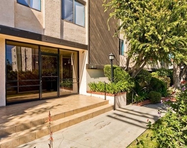 5805 Whitsett Avenue - Photo Thumbnail 16