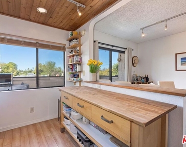 5805 Whitsett Avenue - Photo Thumbnail 7