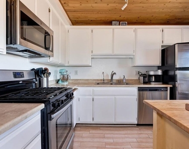 5805 Whitsett Avenue - Photo Thumbnail 9