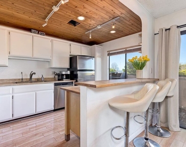 5805 Whitsett Avenue - Photo Thumbnail 6