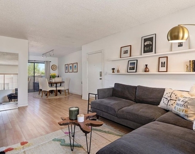 5805 Whitsett Avenue - Photo Thumbnail 4