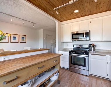 5805 Whitsett Avenue - Photo Thumbnail 8