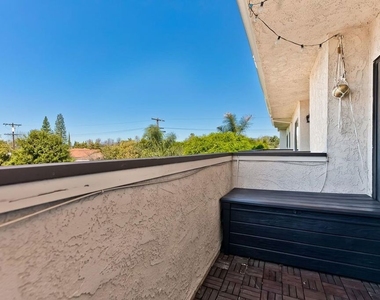 5805 Whitsett Avenue - Photo Thumbnail 12