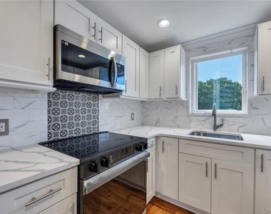 177 Waverly Avenue - Photo Thumbnail 10