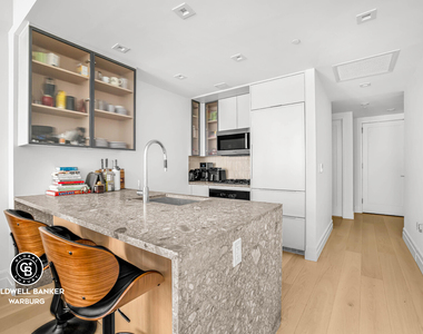 222 E Broadway - Photo Thumbnail 2