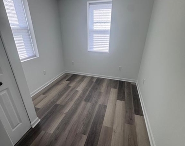 5012 W Stiles Street - Photo Thumbnail 3