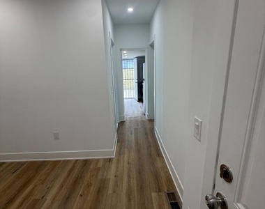 2037 N 9th St - Photo Thumbnail 5