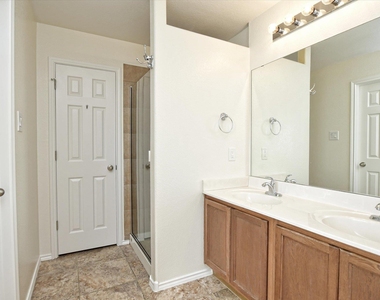 401 Bandara Woods Blvd - Photo Thumbnail 17