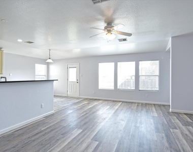 401 Bandara Woods Blvd - Photo Thumbnail 8