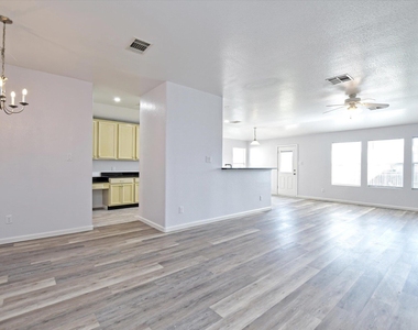 401 Bandara Woods Blvd - Photo Thumbnail 5