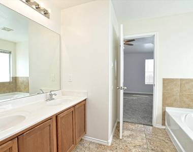 401 Bandara Woods Blvd - Photo Thumbnail 18
