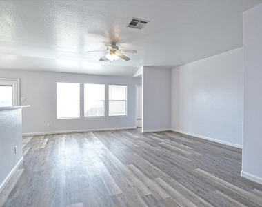 401 Bandara Woods Blvd - Photo Thumbnail 7