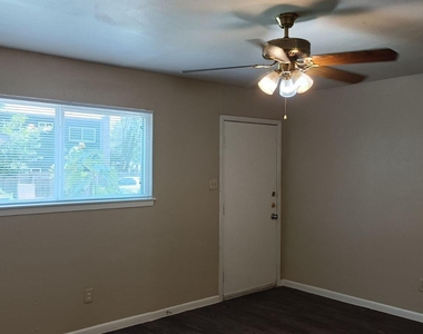 700 Franklin Blvd - Photo Thumbnail 3