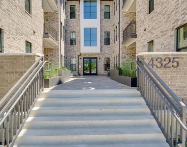 4325 Jackson Ave - Photo Thumbnail 2