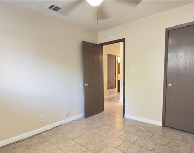 10708 Lanshire Dr - Photo Thumbnail 4